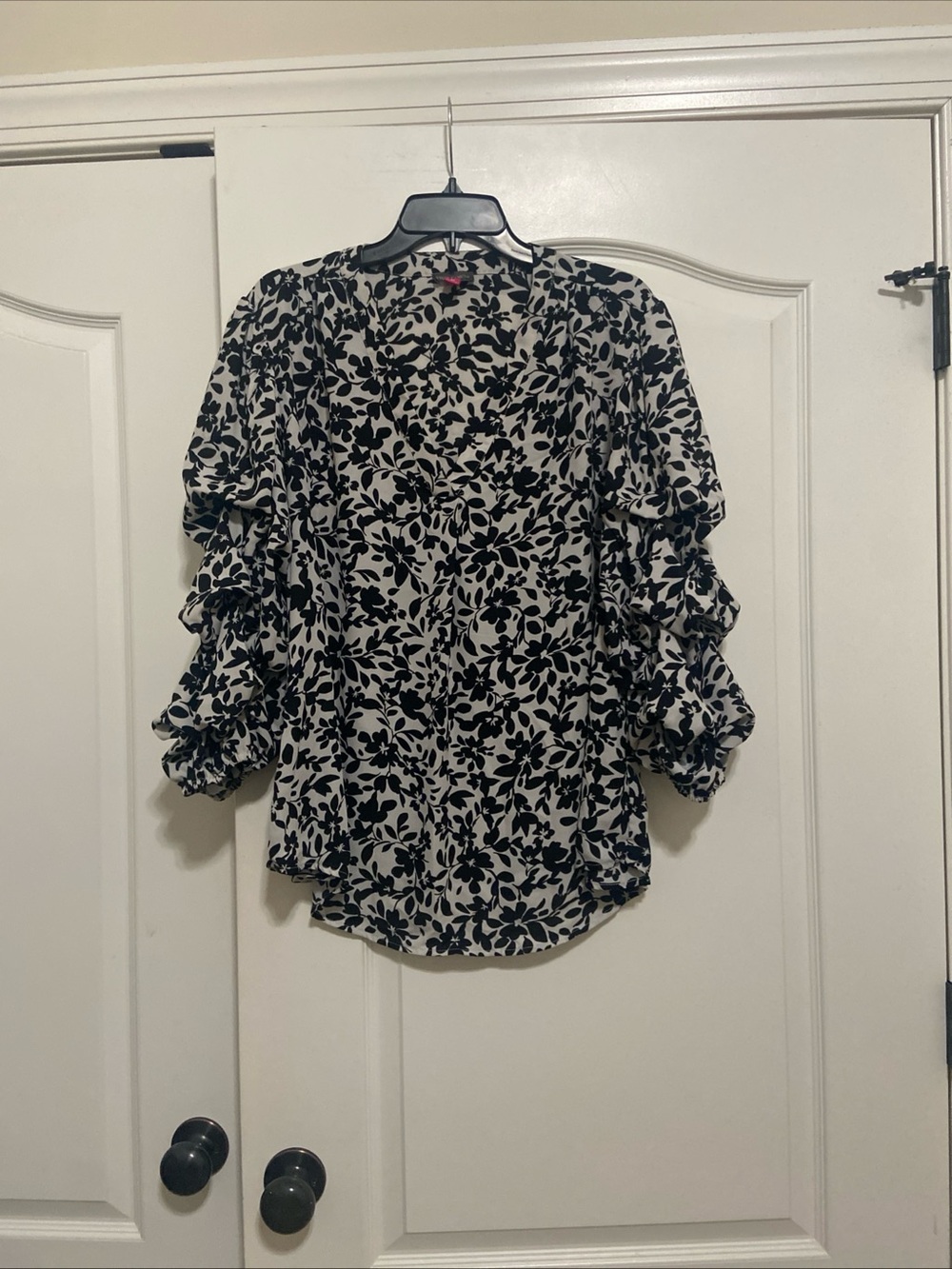 Vince Camuto Black & White Floral Ruffle Sleeve Blouse